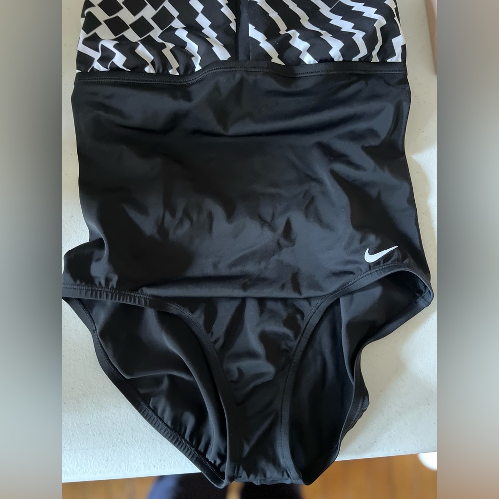 nike swimsuit one piece Women’s Medium Black White Stripe Solid Criss Cross Back - Picture 2 of 8